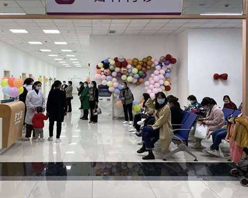昆明供卵生殖中医院_初生婴儿吃多少奶粉